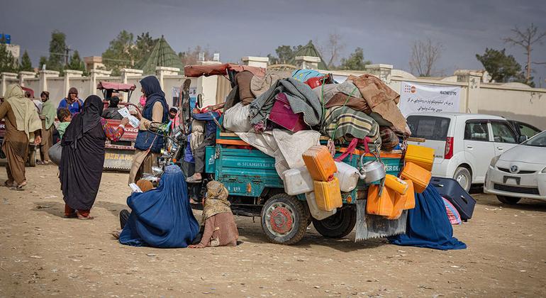 (أرشيف) عائلات أفغانية تعود من باكستان إلى بلادهم.